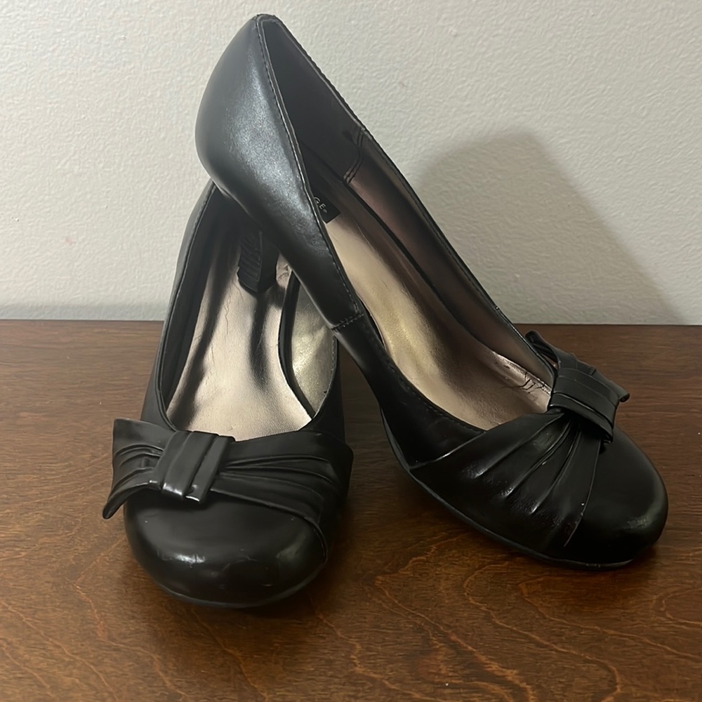 George low Black heels, size 8